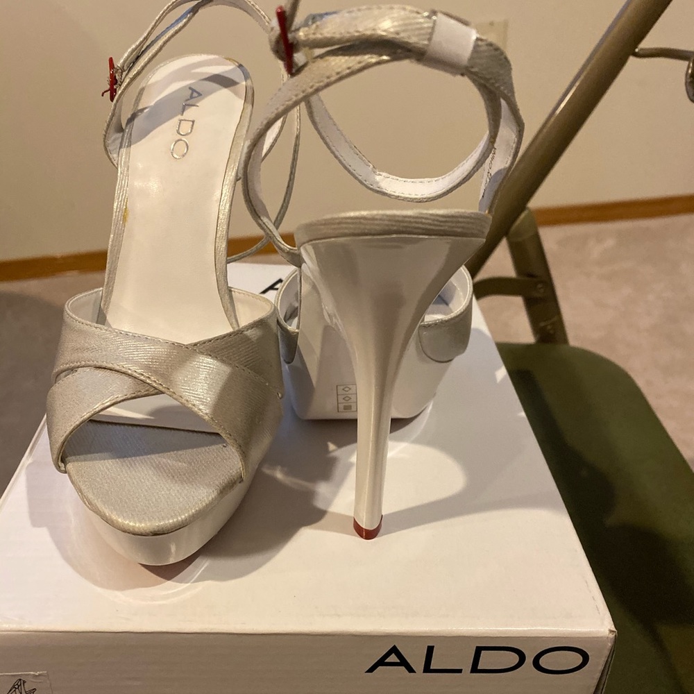 NWT Aldo Feldkamp Silver & White Heels